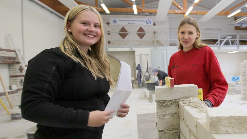 Ines Reuß (16, links) und Laura Renken (19) gehören zu den 1,5 Prozent weiblichen Maurer-Auszubildenden im Einzugsbereich der Handwerkskammer Aurich. Foto: Böning