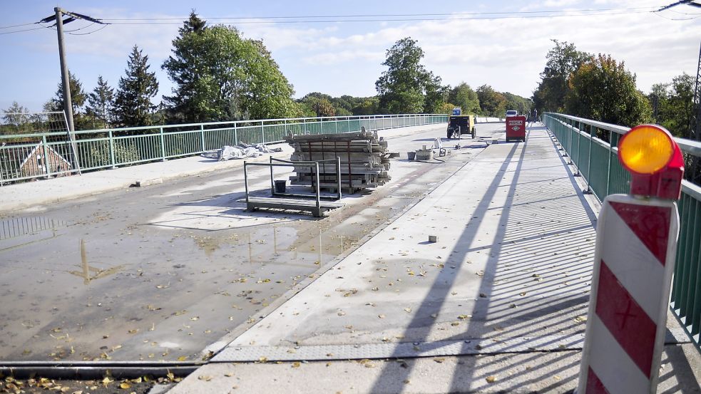 Viele Arbeiten an den Brücken sind abgeschlossen. Nun sollen wichtige Schichten aufgebracht werden – so das Wetter mitspielt. Foto: Wolters