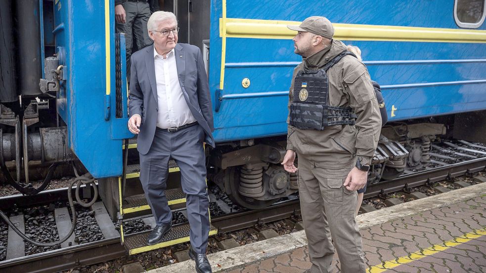 Umstieg in Polen: Bundespräsident Frank-Walter Steinmeier ist überraschend nach Kiew gereist - für ihn auch eine einmalige Chance, eigene Fehler aus der Vergangenheit zu benennen. Foto: Michael Kappeler/dpa