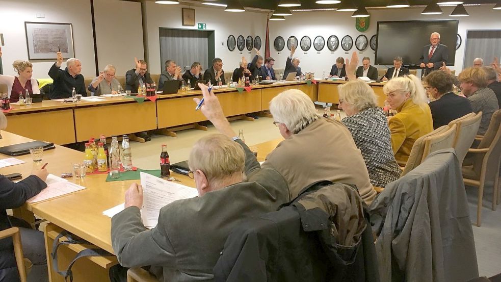 Eine Sitzung des alten Wittmunder Stadtrates im alten Sitzungsaal. Foto: Oltmanns/Archiv