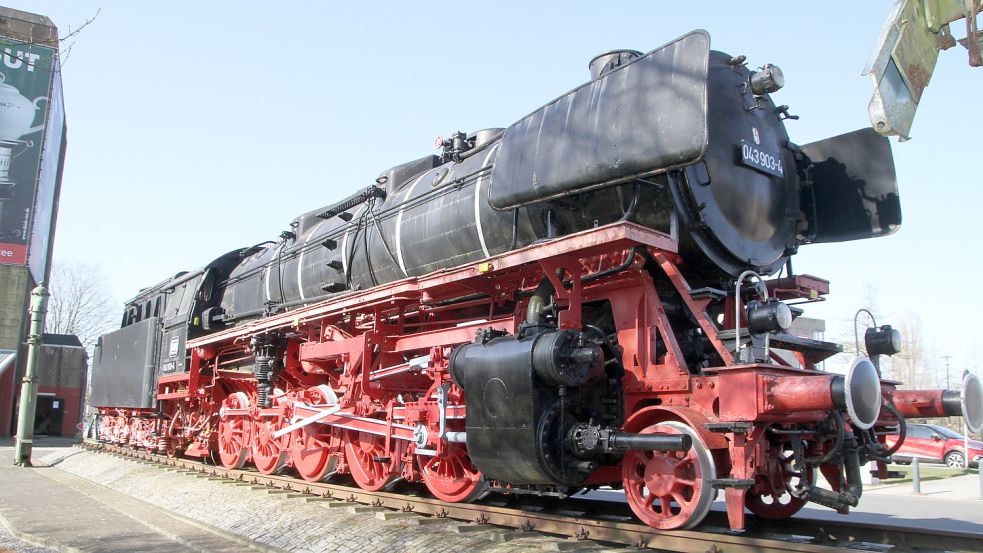 Die Dampflok der Baureihe 44 steht seit fast 42 Jahren als Denkmal der Eisenbahngeschichte am Vorplatz des Emder Hauptbahnhofs. Foto: Päschel/Archiv