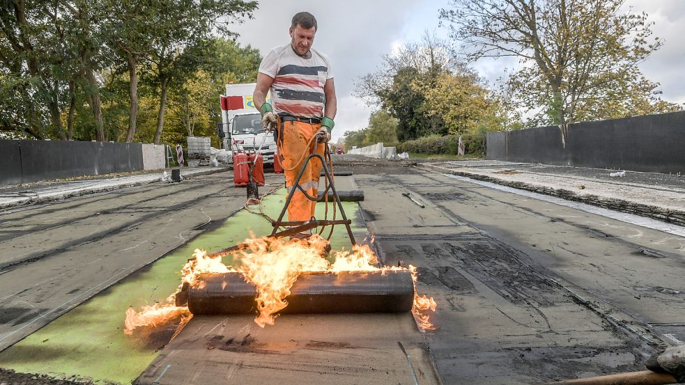 Die Arbeiten auf der Stadtringbrücke in Leer laufen. Foto: Ortgies