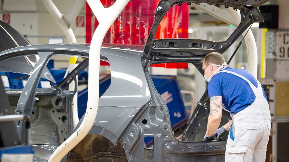 Bekommt er bald mehr Lohn – und wenn ja, wie viel? Ein VW-Mitarbeiter im Stammwerk in Wolfsburg. Foto: Pförtner/DPA-Pool/DPA