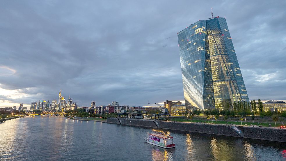 Ein Partyboot fährt kurz nach Sonnenuntergang auf dem Main an der Zentrale der Europäischen Zentralbank (EZB) in Frankfurt vorbei. Foto: Roessler/DPA
