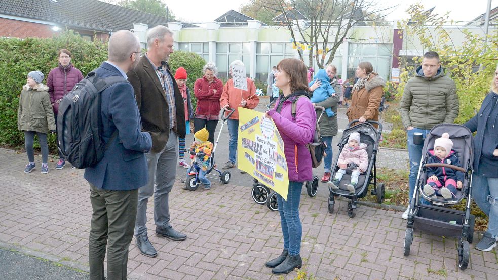 Beim stillen Protest gab es nur ein kurzes Gespräch zwischen dem Biregio-Gutachter (von links), Wolfgang Beek und Jutta Lerche-Schaudinn. Foto: Hillebrand