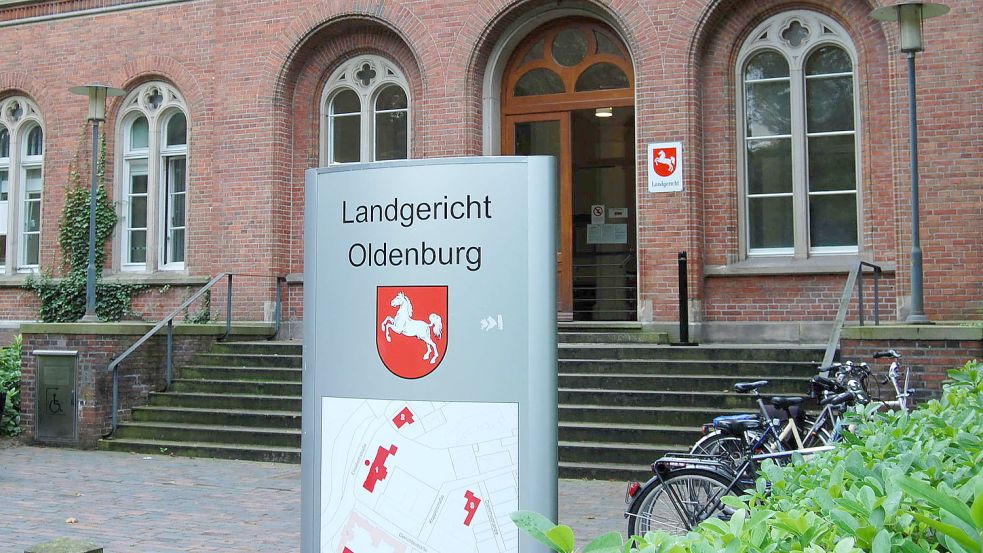 Wegen einer Latte von Verkehrsstraftaten hätte sich am Mittwoch ein Friesoyther vor dem Landgericht Oldenburg verantworten sollen. Doch der Mann erschien nicht. Beim nächsten Prozesstermin wird er von der Polizei vorgeführt. Archivfoto: Fertig