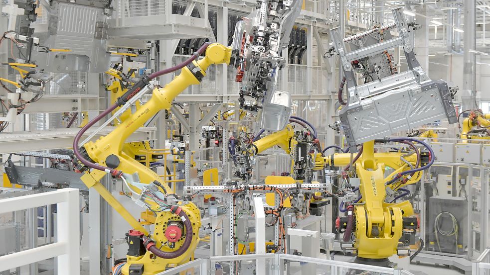 Vollautomatische Fertigung im Emder VW-Werk: In der Produktionshalle für den ID.4 setzen Roboterarme Karosserieteile zusammen. Ohne Strom herrscht Stillstand. Foto: Ortgies