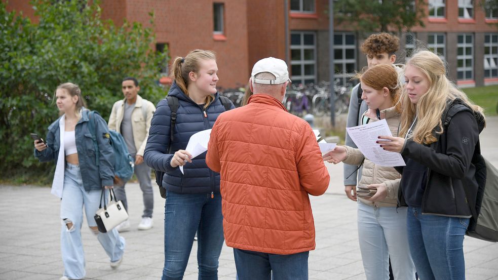 Am 5. Oktober haben ehemalige Professoren und Lehrer Flugblätter gegen Professor Dr. Reiner Osbild auf dem Emder Campus verteilt. Foto: Ellinger