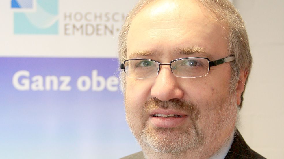 Der Emder Hochschul-Professor Dr. Reiner Osbild hat einen Rechtsanwalt mit rechtlichen Prüfungen wegen eines Flugblatts, seiner arbeitsrechtlichen Vertretung gegenüber der Hochschule Emden/Leer und mit Pressearbeit beauftragt. Foto: Archiv