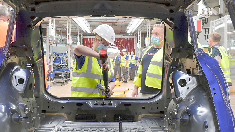 Wer körperlich schwer arbeitet - wie hier bei Volkswagen in der Produktion -, braucht nicht dieselbe Raumtemperatur wie sitzend Beschäftigte. Das ist klar in der neuen Bundes-Verordnung zum Energiesparen geregelt. Foto: Ortgies/Archiv