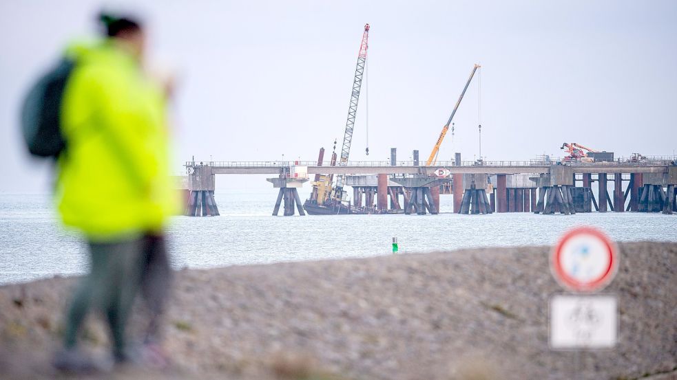 An dem zukünftigen Importterminal für Flüssigerdgas (LNG) wird kräftig gebaut. Foto: Schuldt/dpa