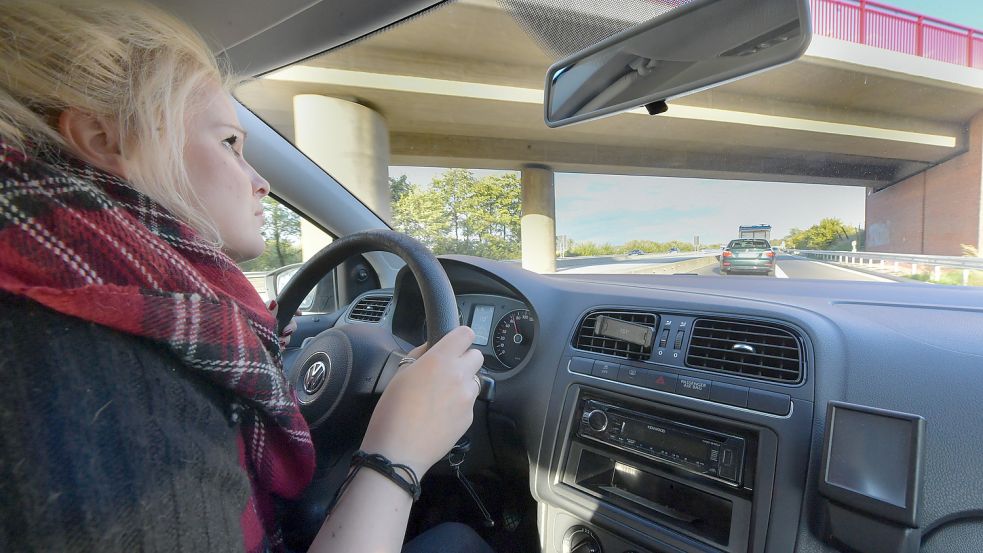 Nach Polizeimeldungen von Steinewerfern fährt man manchmal mit einem mulmigen Gefühl unter Autobahnbrücken durch. Symbolfoto: Ortgies