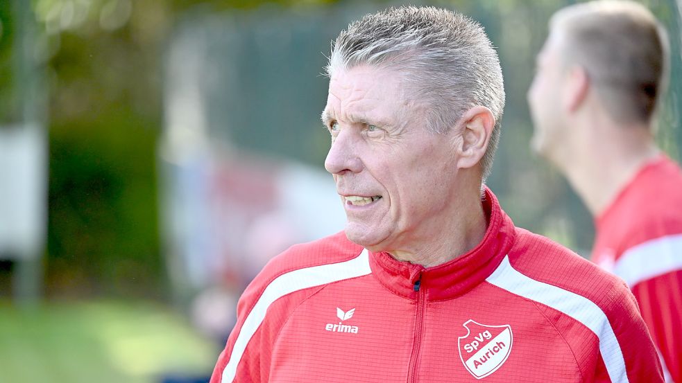Uwe Groothuis ist mit 68 Jahren der erfahrenste Trainer der Bezirksliga. Foto: Steenhoff