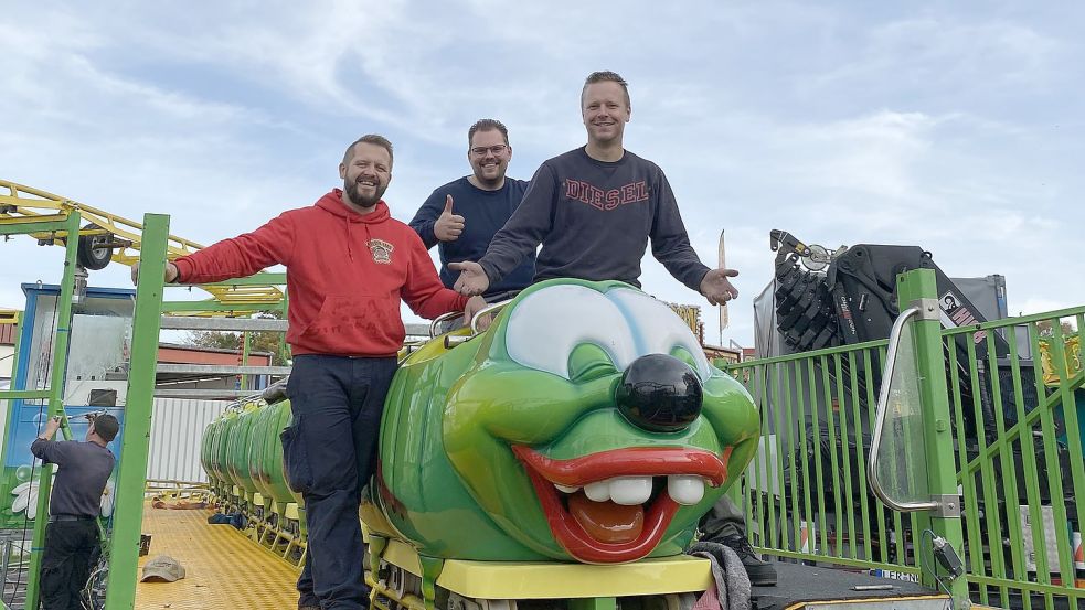 Schausteller Timo von Halle (von rechts) und Pressesprecher Dennis Eden zusammen mit Betreiber Nicky Weber auf dem "Family Coaster". Fotos: Löschen