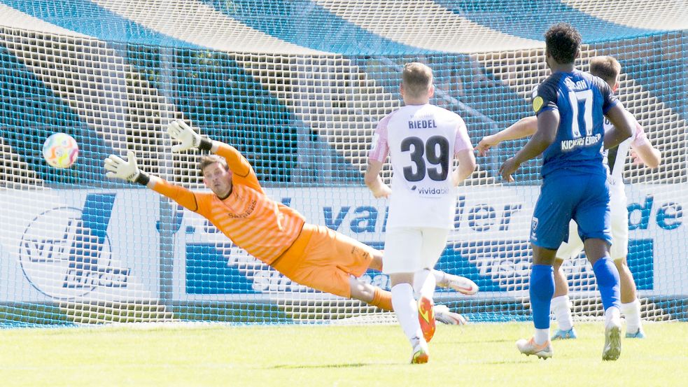 Auch wegen zwei Elfmetern hat Kickers Emden gegen den TSV Havelse mit 1:3 verloren. Daran gibt es nichts mehr zu rütteln. Doch könnte Havelse ein Punkteabzug drohen. Foto: Doden, Emden