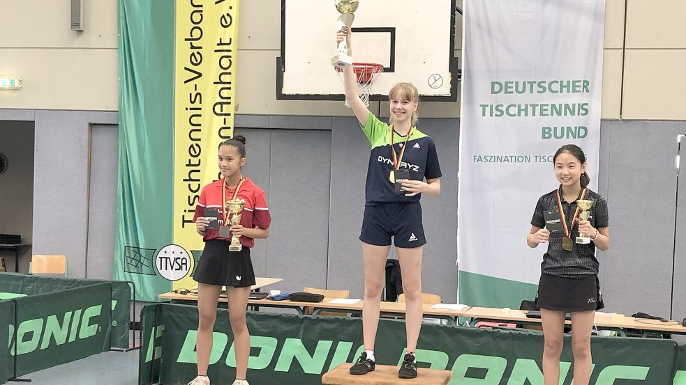 Streckt überglücklich den Siegerpokal in die Höhe: Faustyna Stefanska. Foto: Privat