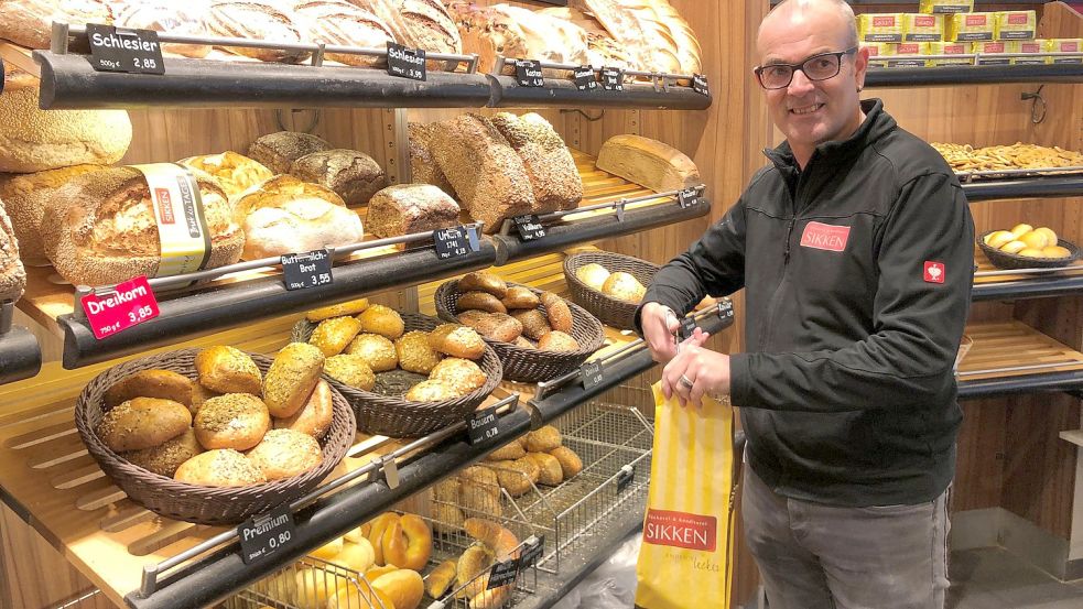 Bart Sikken (Bild) führt die Bäckerei Sikken gemeinsam mit seinem Bruder Gerhard Sikken. Das Handwerksunternehmen betreibt derzeit noch 14 Filialen in Emden und umzu. Foto: H. Müller