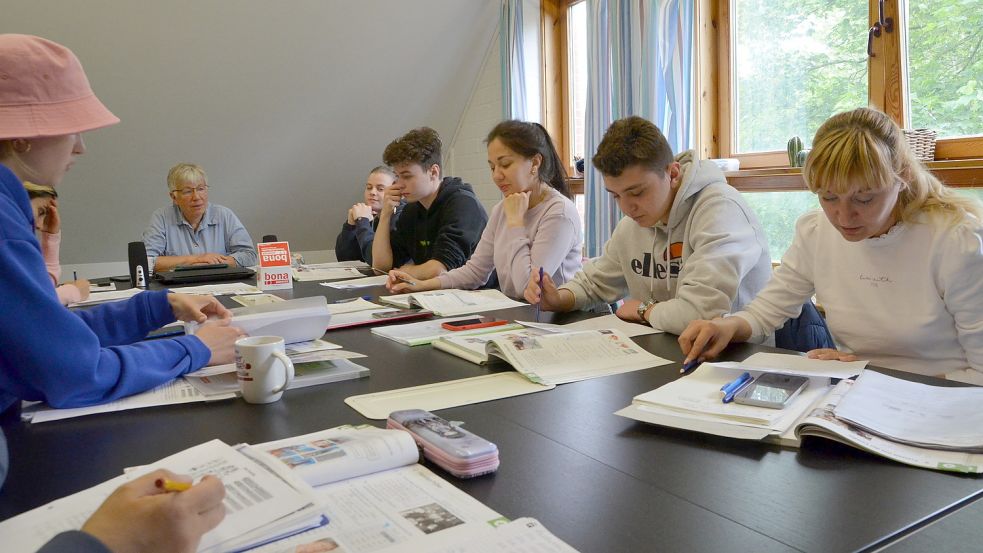 Dieses Bild aus dem Juni zeigt den damaligen Deutschkurs von Eva Kerber, der für Ukrainerinnen und Ukrainer im Pewsumer Familienzentrum angeboten wurde. Archivfoto: Hillebrand