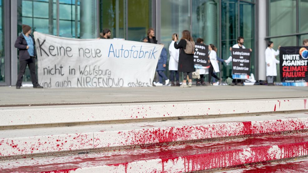 Scientist Rebellion hat in Wolfsburg den Porsche-Salon gekapert und mit Kunstblut besudelt. Foto: imago-images/Martin Dziadek