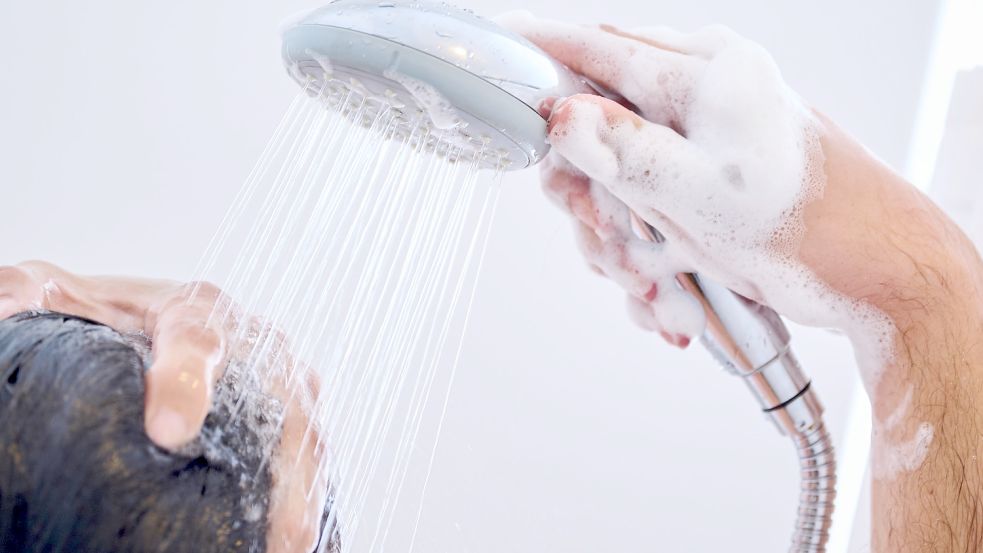 Beim heißen Duschen verbraucht man viel Energie. Foto: Annette Riedl/dpa