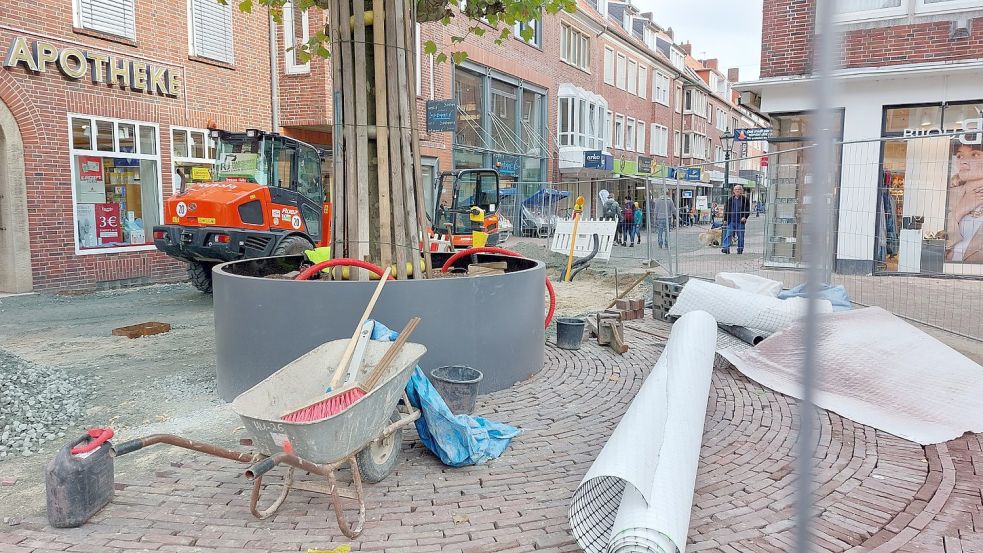 Derzeit wird ringsum die Platane gepflastert. Hier soll später auch eine runde Holzbank zum Verweilen einladen. Fotos: Hanssen