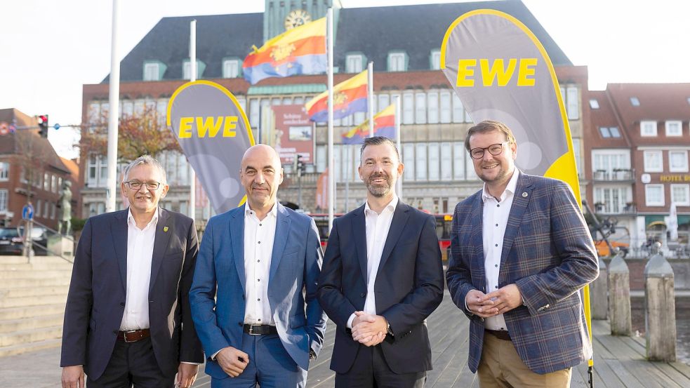 Olaf Meinen (von links, Auricher Landrat), EWE-Chef Stefan Dohler, Tim Meyerjürgens (Tennet) und Emdens Oberbürgermeister Tim Kruithoff trafen sich am Freitag am alten Rathaus, um die Pläne zu präsentieren. Foto: Stadt Emden