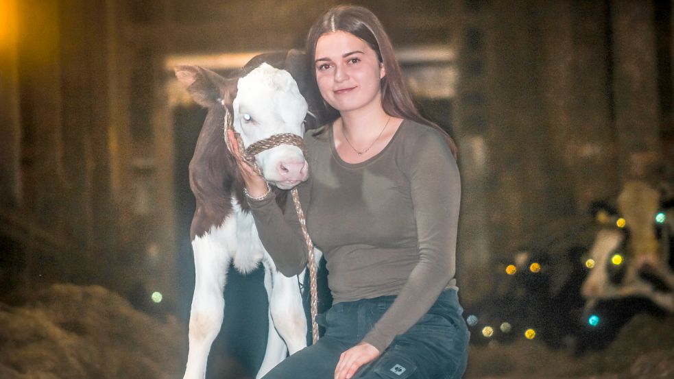 Fenja Jacobs mit einem Jungrind. Sie erhält den „echten Umweltpreis“ der „Freien Bauern“. Foto: privat