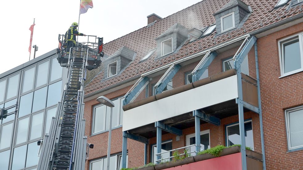 Das Feuer war in einer Dachgeschosswohnung ausgebrochen. Foto: Hillebrand