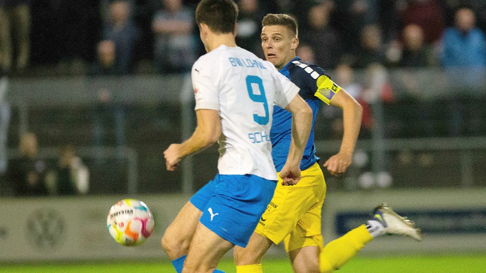 Kickers Emden trifft am Freitagabend auf BW Lohne. Hier hat BSV-Kapitän Bastian Dassel den Ball fest im Blick. Foto: Doden