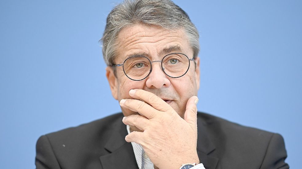 Mit deutlichen Worten hat der frühere Vize-Kanzler Sigmar Gabriel die Kritiker der Fußball-Weltmeisterschaft in Katar angegriffen. Foto: dpa/Britta Pedersen