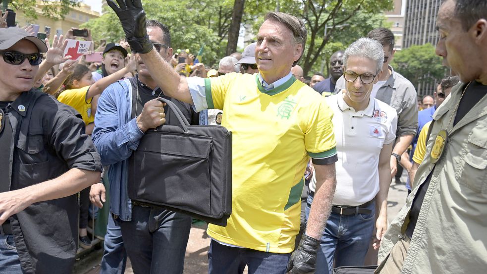 Unmittelbar vor Beginn der Stichwahl um das Präsidentenamt in Brasilien hat der rechtsextreme Amtsinhaber Jair Bolsonaro laut einer Umfrage leicht aufgeholt. Foto: dpa/AP/Yuri Laurindo