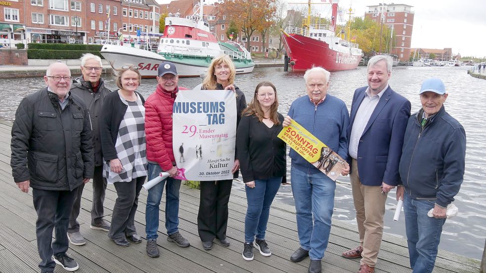 Vertreter der beteiligten Museen und des Einzelhandels werben für den 29. Emder Museumstag. Foto: Privat