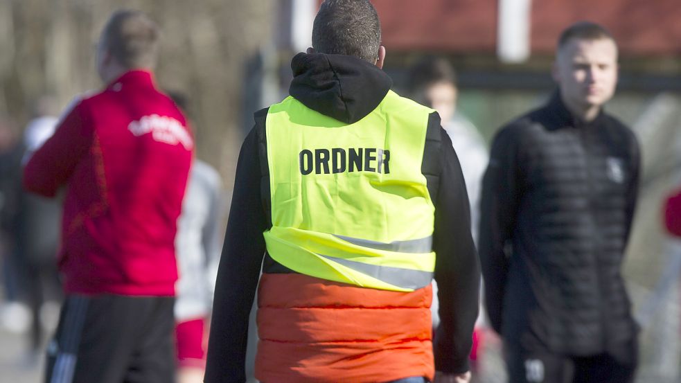 Ordner hätten den Spielabbruch zwischen Borussia Leer und der SG Kickers Leer II/Germania Leer III wohl auch nicht verhindern können. Archivfoto: Doden, Emden
