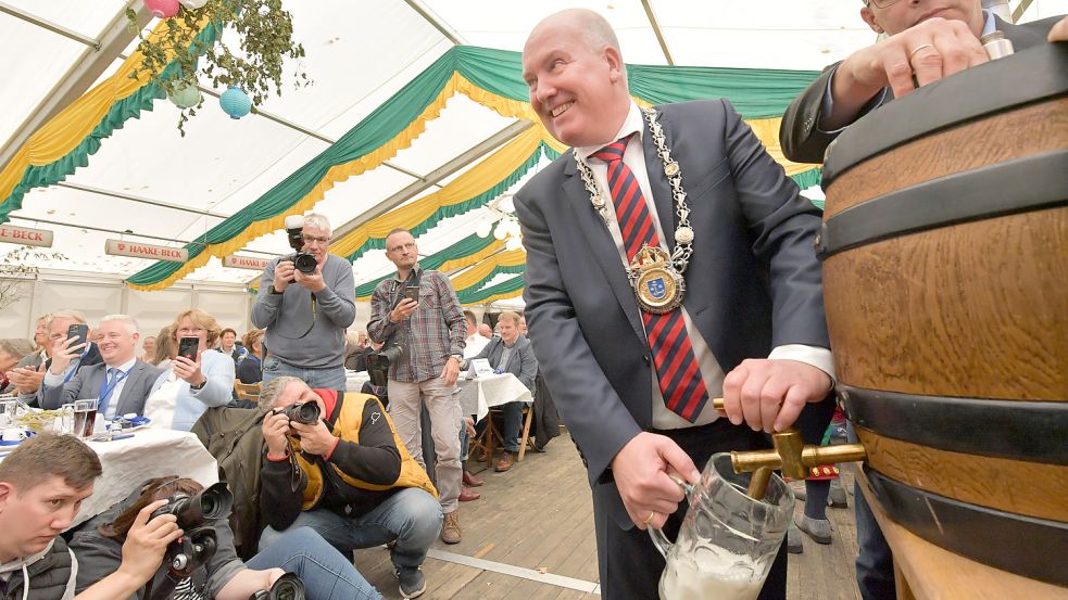 Im Einsatz: der Leeraner Bürgermeister Claus-Peter Horst samt Amtskette beim diesjährigen Gallimarkt. Foto: Ortgies