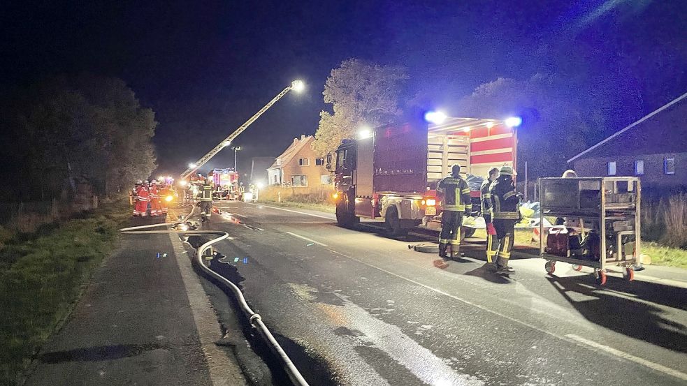 Die Feuerwehr rückte am Abend nach Wiesmoor aus. Foto: Bär