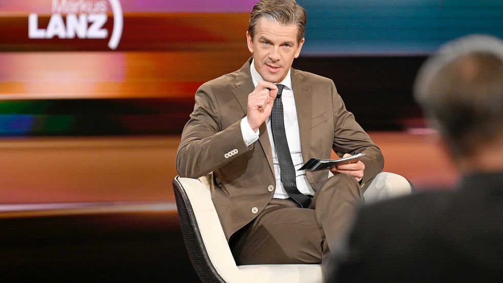 Markus Lanz sitzt bei der Moderation seiner gleichnamigen Sendung im Studio. Foto: dpa/ZDF