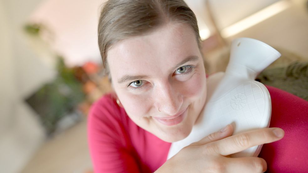 Hannah Weiden ist versorgt: Die Mitarbeiterin der Ostfriesen-Zeitung hält sich gerne mit einer Wärmflasche warm und erklärte sich bereit, ihrem Kollegen und Fotografen das liebste Stück zu zeigen. Foto: Ortgies