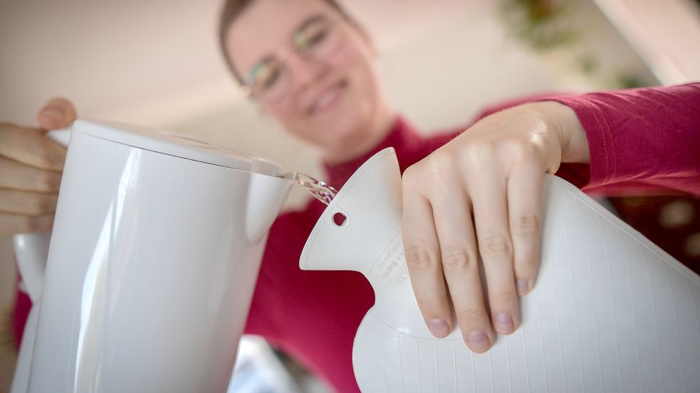 Heißes Wasser in die heißgeliebte „Pülli": Hannah Weiden füllt ihre Wärmflasche auf, die ihr in diesem Winter wieder gute Dienste leisten soll. Foto: Ortgies