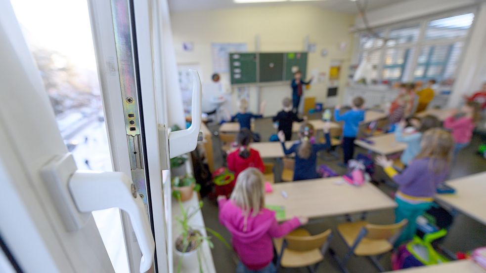 In einer Grundschulklasse ist das Fenster während des Unterrichts gekippt. Gegen die kalten Temperaturen setzen einige Lehrkräfte auf Bewegungsspiele. Foto: Robert Michael/DPA
