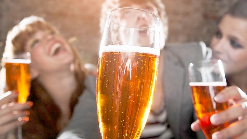 Jugendliche sollten lernen, bei Alkohol das richtige Maß zu finden - und dass Drinks zu einem besonderen Ereignis gehören. Foto: Westend61/Francis Mike Kopala