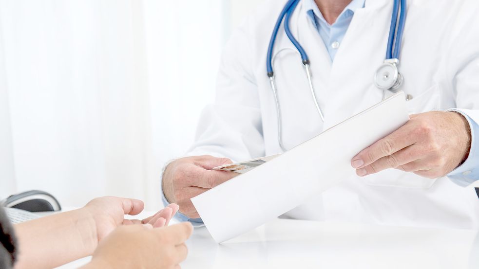 Ein Arzt unterhält sich mit einem Patienten über einen medizinischen Befund. Foto: Klose/dpa