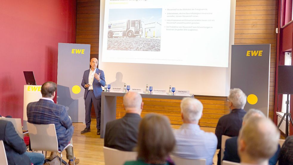 Freie Bühne im Emder Rummel: EWE-Chef Stefan Dohler stellte vor geladenen Gästen die Pläne für den Bau des Elektrolyseurs vor. Foto: Tobias Bruns/Stadt Emden