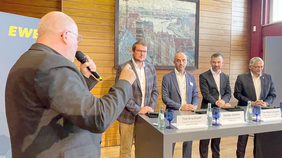 Edzard Wagenaar (von links) moderiert im Rummel des Emder Rathauses eine inszenierte Fragestunde mit Emdens OB Tim Kruithoff, EWE-Chef Stefan Dohler, Tennet-Manager Tim Meyerjürgens und Aurichs Landrat Olaf Meinen. Foto: Päschel
