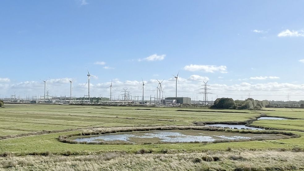 Blick von der neuen Friesland-Umgehung auf das Tennet-Umspannwerk Emden-Ost. EWE möchte seinen 320 Megawatt starken Elektrolyseur ganz in der Nähe in den Meeden ansiedeln. Foto. Päschel