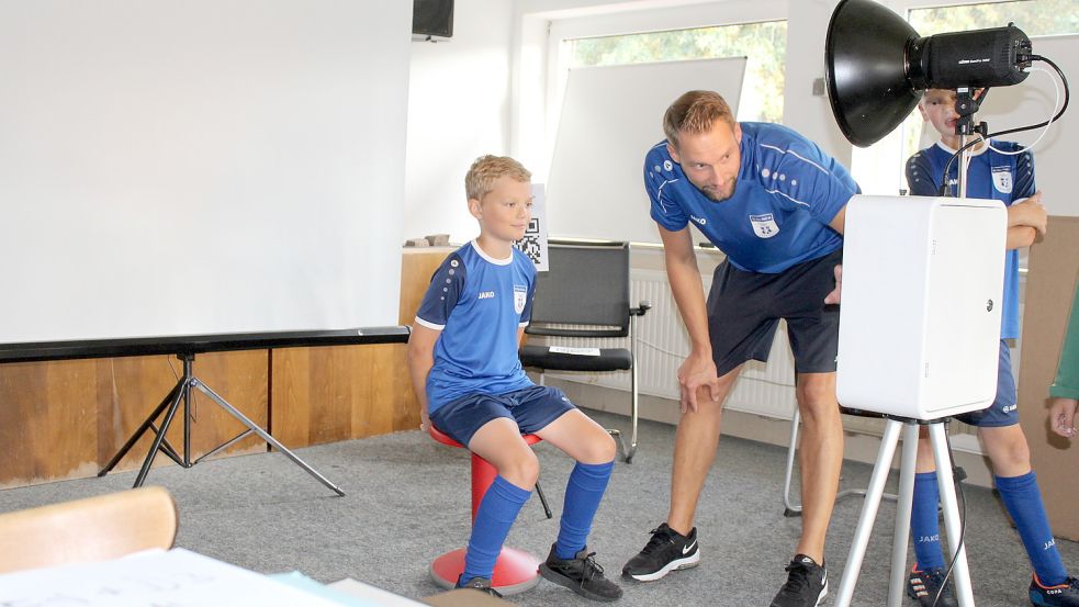 Zwei Wochen lang wurden mit Hilfe einer Fotobox alle Spieler, Spielerinnen, Trainer und Funktionäre fotografiert. Foto: Privat