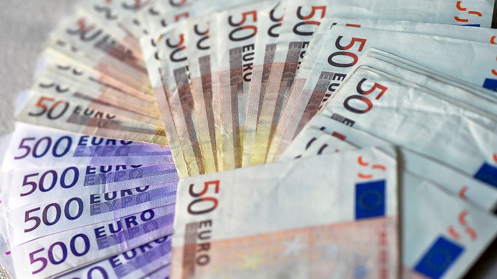 Das Niedersächsische Besoldungsgesetz regelt in Verbindung mit der Niedersächsischen Kommunalbesoldungsverordnung, wie viel Geld Landräte, Oberbürgermeister und Bürgermeister in Ostfriesland verdienen. Foto: Kalaene/dpa