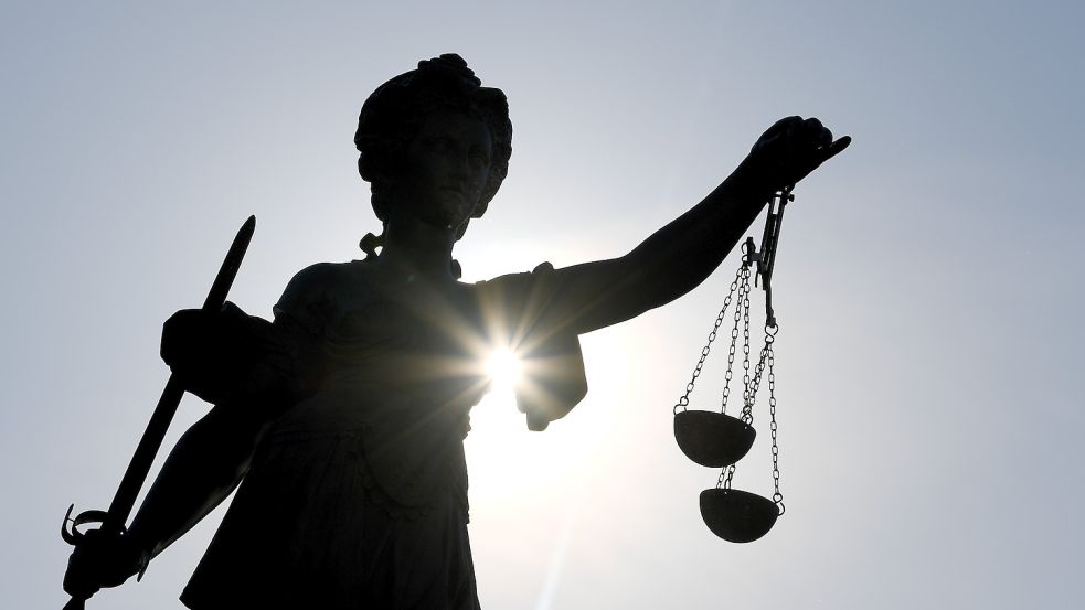 Vor dem Auricher Landgericht muss ich ein Leeraner wegen Erpressung verantworten. Symbolfoto: Dedert/dpa