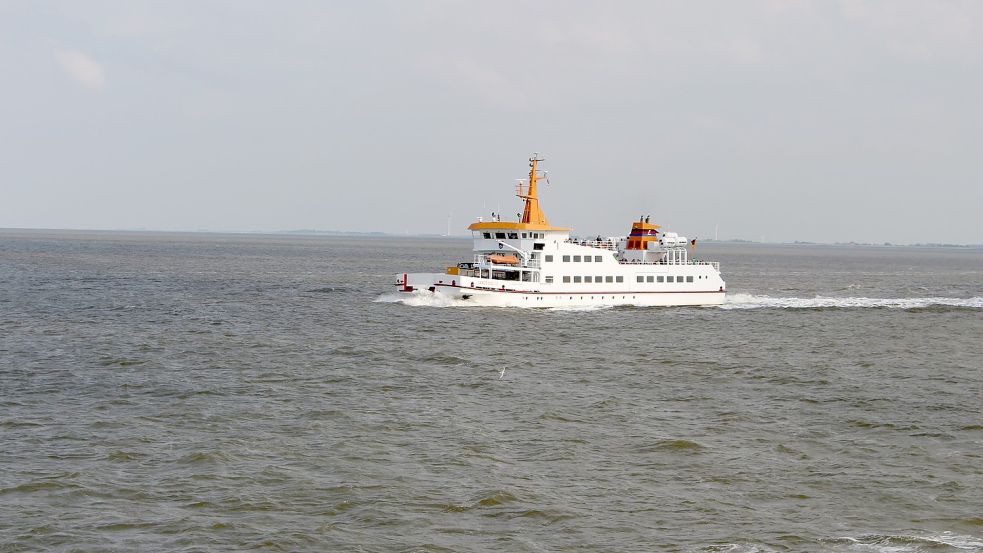 Eine Langeoog-Fähre auf dem Weg zur Insel. Foto: Oltmanns/Archiv