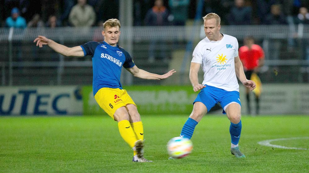 Kickers Emden (links Corvin Braun) hofft auf einen Heimsieg gegen Hildesheim. Foto: Doden/Emden