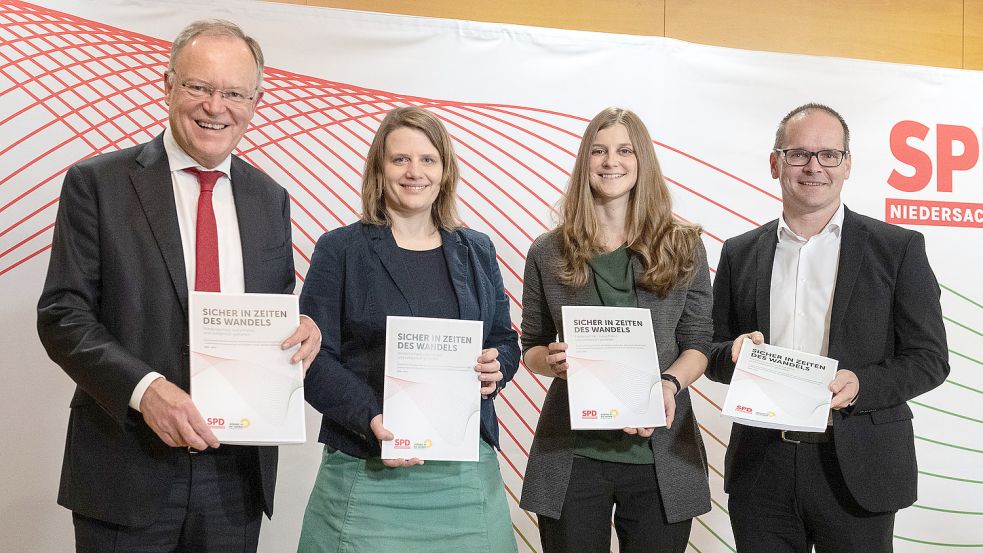 Stolz auf den neuen Koalitionsvertrag: (von links) Stephan Weil (SPD), Ministerpräsident von Niedersachsen, Julia Willie Hamburg (Bündnis 90/Die Grünen), Anne Kura (Bündnis 90/Die Grünen) und Grant Hendrik Tonne (SPD) halten bei der Vorstellung den provisorischen Koalitionsvertrag von SPD und Grüne in Niedersachsen. Foto: Pförtner/dpa